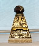Escultura em bronze com base em mármore Prêmio Segurador/Brasil 2005 "Melhor Desempenho em Seguro de Automóvel", med. 18 cm. Estado de conservação razoável