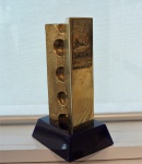 Escultura bronze com base em material sintético Prêmio "XV Congresso Corretores de Seguros 2007 - Vitória - ES", med. 23 cm. Estado de conservação bom