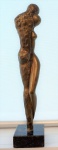 Escultura em bronze com base em mármore, med. 33 cm. Patrimônio 036072.  Estado de conservação bom