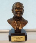 Busto em bronze com base em mármore, assinado Duvivier, "Prêmio Visconde de Mauá Cultura 2012". Busto de Irineu Evangelista de Souza - Visconde de Mauá, med. 21 cm. Estado de conservação bom
