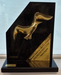 Escultura em bronze dourado sobre mármore negro "Troféu Gaivota de Ouro" Prêmio Mercado de Seguros 2003 - Excelência em Prêmios Totais, med. 27 x 22 x 10 cm. Estado de conservação bom