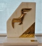 Escultura em bronze dourado sobre mármore "Troféu Gaivota de Ouro" Prêmio Mercado de Seguros 2006 - Sulamérica Capitalização, med. 27 x 22 x 10 cm. Estado de conservação bom