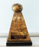 Escultura em bronze com base em mármore Prêmio Segurador/Brasil 2011 "Melhor Desempenho", med. 18 cm. Estado de conservação bom
