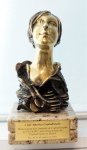 Escultura busto feminino em bronze e base em mármore "Fenaseg à Sulamérica 2002", med. 28 cm. Estado de conservação bom