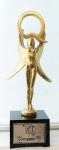 Escultura bronze e metal com base em material sintético Prêmio "Top de Qualidade 99", med. 35 cm. Estado de conservação bom
