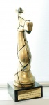 Escultura em bronze com base em mármore assinado Cassio Lazaro, Marketing Best 2001, Ed. Referencia FGV, med. 30 cm. Estado de conservação bom