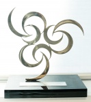 Escultura em metal com base em material sintético "Atento Brtasil 2005", med. 20 x 20 cm. Estado de conservação bom