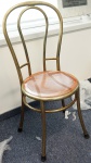 Lote contendo 3 cadeiras em metal dourado e assento em madeira, med. 95 cm. Estado de conservação bom