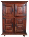 Armário colonial , com 4 portas e ferragens de ferro (1 porta necessita restauro - no estado). Medidas 154 x 119 x 48 cm