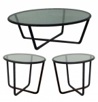 JOAQUIM TENREIRO - Trio de mesas, anos 50, em jacarandá com tampo de vidro. Medidas mesa de centro 34 x 100cm  e  laterais 51 x 60cm