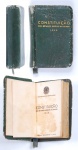 Miniatura da constituição de 1946 dos Estados Unidos do Brasil. Capa danificada e páginas amareladas. Possui uma assinatura não identificada. 166 pág.; 7,5 x 5 cm; 34g.