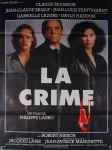 Cartaz para divulgação do filme "La Crime" (título original), com marcas do tempo e de dobras, medindo 154 cm x 116 cm