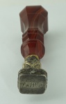 Sinete com as iniciais J.M.A. (José Martiniano de Alencar) em ágata âmbar, med. 15 cm