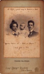 Foto da família de Mário de Alencar (filho de José de Alencar), dedicada a Machado de Assis. Datada 1897, e constando do Livro Cartas de Machado de Assis a Mario de Alencar, pág 47