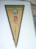 COLECIONISMO. Flâmula "Coleção de Ouro" da CBD da Copa Mundial de 1958 com estampa da face do jogador VAVÁ autografada ( Sinceramente Edvaldo Neto - Vavá). (Bom estado) . Alt. 30 cm.