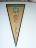 COLECIONISMO. Flâmula "Coleção de Ouro" da CBD da Copa Mundial de 1958 com estampa da face do jogador NILTON SANTOS autografada ( Nilton dos Santos). (Bom estado) . Alt. 30 cm.