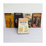 Cinco livros: SIR ARTHUR CONAN DOYLE - "The Valley of Fear - Sherlock Holmes", Pan Books, 192p.; MALCOLM BRADBURY - "Who do you think you are?", stories and parodies, Arrow Books, 200p.; H.P. LOVECRAFT - "The Case of Charles Dexter Ward", 128p.; RAYMOND WILLIAMS - "Keywords - a vocabulary of culture an society", Fontana, 286p.; THOMAS À KENPIS - "Of the imitation os Christ", Mentor Omega Book, 192p. (No estado)