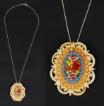 Pendente e cordão de 50 cm. em prata, marfim e camafeu da Itália "flores" em pedrinhas coloridas da "Escola do Vaticano".