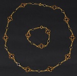 Conjunto de colar com 57 cm. e pulseira de 18 cm em ouro amarelo 18K, com esmalte azul e vermelho. Peso total 21,4 g.