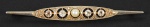 Barrete/Prendedor de gravata em platina sobre ouro amarelo 18k com uma pérola e 4 grandes brilhantes e 20 pequenos brilhantes med. 8 cm. Peso total 5,5 gr.