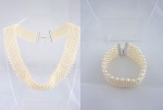 Jóia - Conjunto de pérolas, sendo: gargantilha, medindo 45cm e pulseira, medindo 20cm, com 5 fios cada intercalados, fecho em ouro branco contrastado.