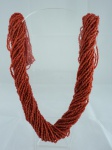 Semi-jóia - Colar com 30 fios de coral, medindo 74cm.