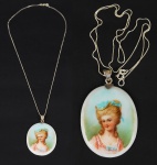 Pendente de porcelana da França, pintura de "Jovem Dama" , alça e colar de prata com 50 cm.