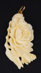 Pendente "Flor", em marfim esculpido e alça de ouro amarelo 18K.
