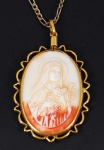 Pendente "Nossa Senhora do Rosário", de porcelana , com montagem e cordão de metal espessurado a ouro.
