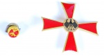 Condecoração - Medalha em metal dourado, esmalte vermelho e preto em forma de cruz, decorado ao centro com Águia, acomodada em estojo (estado razoável de conservação) com gravação na parte externa em Águia metalizada.