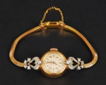 Relógio de pulso feminino marca Omega, com caixa em ouro 18k com 14 brilhantes e pulseira de platina (detalhe) sobre ouro amarelo 18k, peso total 15,8 gr., funcionando.