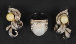 Conjunto de par de brincos e anel com brilhantes guarnecendo pérolas redondas e mabe, anel aro 19, peso total 23,9 gr