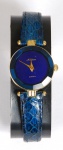 Relógio de pulso feminino da marca MONDAINE  com pulseira de couro e mostrador azul ( No estado). Acompanha estojo.