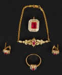 Conjunto em ouro amarelo 18k com rubi e brilhantes, composto de anel (aro 18), pingente (broche), par de brincos e pulseira, peso total 15,5 gr