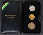 Conjunto de moedas comemorativas do sesquicentanário da Independência do Brasil, no estojo em muito bom estado, com emblema da República. Composto  de  3 moedas , sendo uma de 1 cruzeiro em prata com 10 g, 1 moeda de 300 cruzeiros de ouro com 16,7 g e uma moeda de 20 cruzeiros de prata com 18,1 g