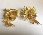 Par de broches de ouro 18K, em formato de flor (sem pedras). Peso 43,1 gr