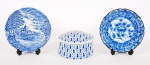Lote contendo 3 peças de porcelana decoração azul e branco , sendo: 2 pratinhos  ( 1 IRONSTONE - 13 e 14 cm) e porta joias ( 6 x 11 cm)