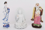 Lote com 3  estatuetas  em porcelana chinesa ( deusa com dedo quebrado). Alts. 32, 30 e 28 cm