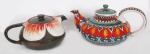 Dois bules decorativos em cerâmica, sendo um argentino (com bicados). Medidas 12 x 22 cm e 15 x 28 cm