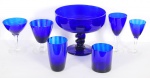 Conjunto em grosso cristal azul e branco com 36 peças, contendo : 2 copos para whisky, 4 copos para água; 8 taças para champanhe; 6 taças para vinho branco; 9 taças para vinho tinto, 1 saladeira alta  e 6 taças para sorvete.