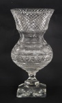 Vaso de cristal lapidado (borda com lascado). Alt. 30 cm Diâm. 15 cm