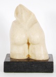 Escultura em resina e base de mármore. Alt. total 17 cm