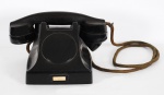 Antigo telefone sem discador na cor preta  ( no estado).
