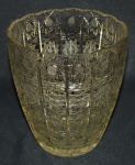 Vaso de cristal lapidado e borda serrilhada. medida 20 x 19 cm