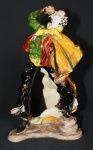 Estatueta de cerâmica vitrificada representando Homem carregando barril e bebendo. Alt. 27 cm