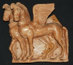 Placa com figuras de cavalos alados em terracota. Medidas 20 x 20 cm