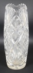 Vaso de cristal branco transparente , lapidado com estrelas, borda serrilhada. Alt. 29 cm