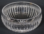 Saladeira de cristal transparente , facetado , da marca ATLANTIS. Marcado na base. Alt. 10 cm Diâm. 22 cm