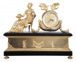 Grande relógio de mesa estilo neo clássico, em bronze ormolu e mármore negro, base decorada com ninfas e pombos.