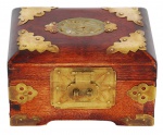 Caixa chinesa em madeira e metal dourado. Medidas 8 x 13 x 10 cm